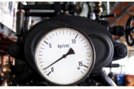 What are some of the factors that affect the sensitivity of vacuum gauges?